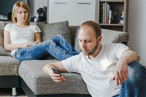 Mujer engañando a su esposo mientras habla con él mientras。